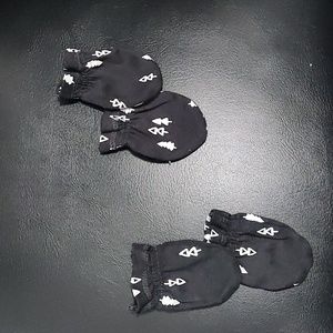 2 pair Black with white Christmas tree Infant mittens